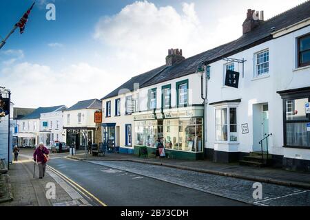 Negozi indipendenti a Molesworth Street nel centro di Wadebridge Town in Cornovaglia. Foto Stock