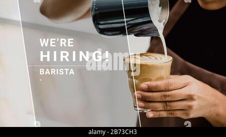 STIAMO NOLEGGIANDO un testo con il barista che prepara il latte art in background Foto Stock