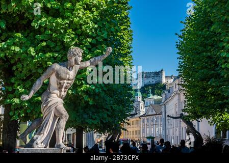 Vista sulla Fortezza di Hohensalzburg dal giardino del Palazzo Mirabell di Salisburgo Foto Stock