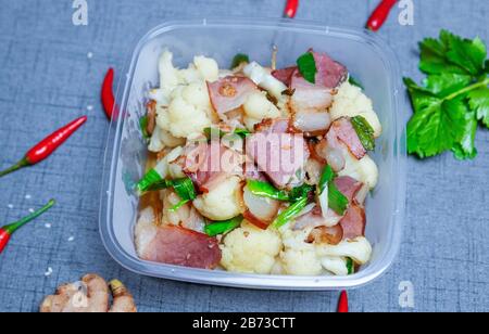 Cibo cinese. Pranzo al sacco trasparente da asporto. Di cavolfiore e di carne di cured cinese. È un piatto comune in Cina, specialmente nel sud-ovest Foto Stock