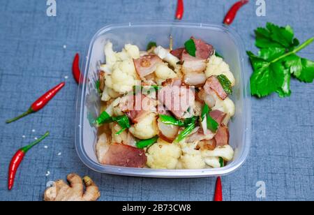 Cibo cinese. Pranzo al sacco trasparente da asporto. Di cavolfiore e di carne di cured cinese. È un piatto comune in Cina, specialmente nel sud-ovest Foto Stock