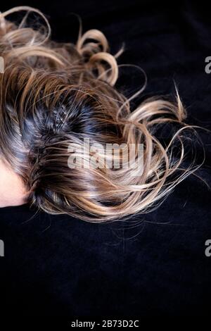 Capelli Della Donna Contro Il Nero Foto Stock