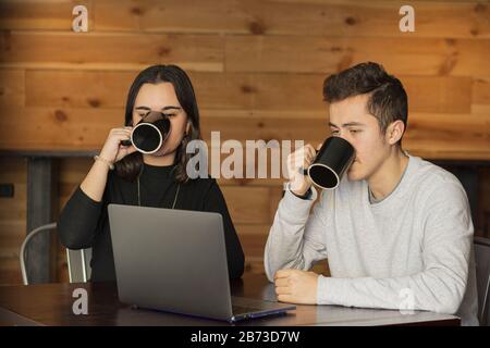 due persone del team di lavoro che bevono caffè Foto Stock