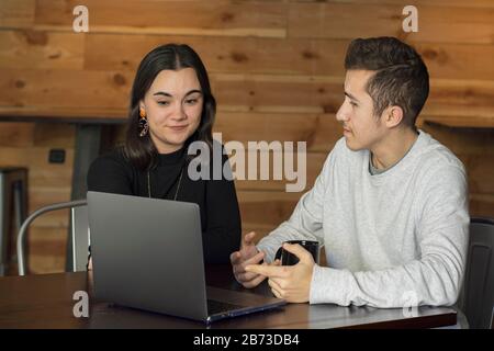 due persone del team di lavoro che bevono caffè Foto Stock