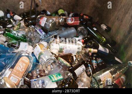 Valencia, Spagna - 3 marzo 2020: Pila di bottiglie di vetro vuote in un contenitore di riciclaggio, visto dall'interno. Foto Stock