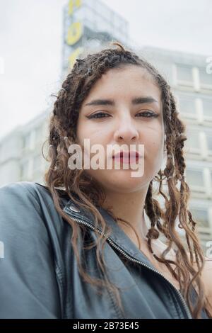 Ritratto ragazza in città di madrid con giacca nera Foto Stock