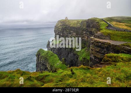 Le impressionanti scogliere di Moher sulla Wild Atlantic Way in Irlanda Foto Stock