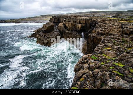 Scogliere a Burren sulla Wild Atlantic Way in Irlanda Foto Stock