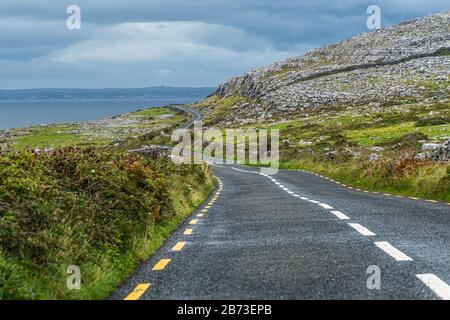 Attraversa Burren sulla Wild Atlantic Way in Irlanda Foto Stock