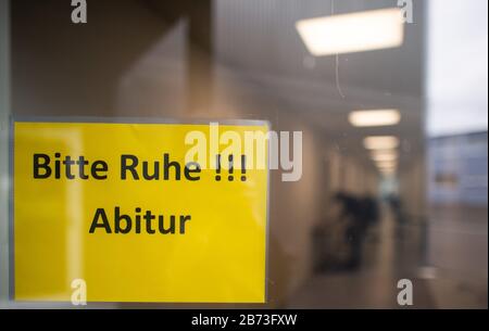 13 marzo 2020, Renania Settentrionale-Vestfalia, Übach-Palenberg: Un segno che dice 'Please be quiet!!! Abitur si trova nel Carolus-Magnus-Gymnasium. Nel quartiere di Heinsberg le scuole e gli asili rimarranno chiusi per un'altra settimana, perspectivamente fino alle vacanze di Pasqua. Foto: Jonas Güttler/Dpa Foto Stock