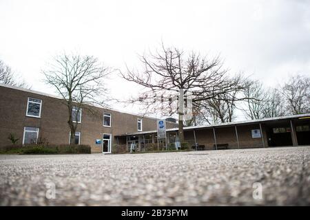 13 marzo 2020, Renania Settentrionale-Vestfalia, Übach-Palenberg: Il cortile scolastico del Carolus-Magnus-Gymnasium è vuoto. Nel quartiere di Heinsberg le scuole e gli asili rimarranno chiusi per un'altra settimana, perspectivamente fino alle vacanze di Pasqua. Foto: Jonas Güttler/Dpa Foto Stock