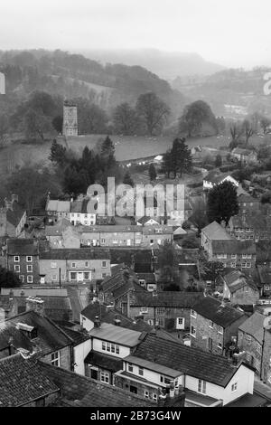 Culloden Tower e Richmond dal Torrione del Castello di Richmond, North Yorkshire, Inghilterra, Regno Unito. Versione in bianco e nero Foto Stock