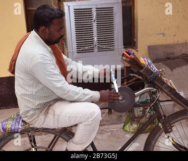 Un coltello per affilare uomo in India Foto Stock
