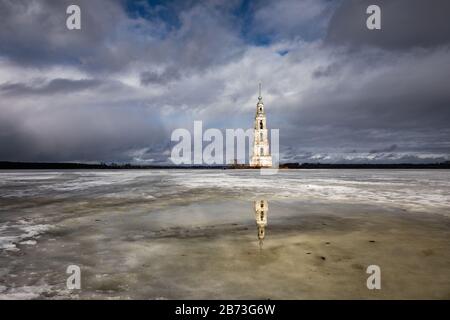 Kalyazin annegato campanile inverno paesaggio riflessione in lago ghiacciato Foto Stock