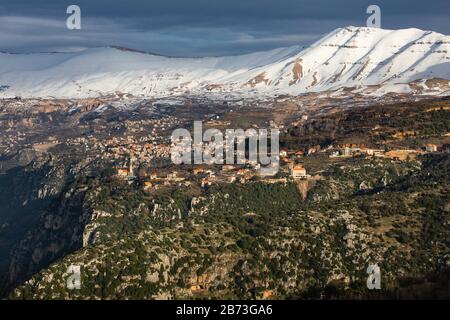 Primavera nella valle di Kadisha Libano neve montagne tramonto Foto Stock