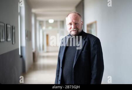 13 marzo 2020, Renania Settentrionale-Vestfalia, Übach-Palenberg: Hans Münstermann, direttore della Carolus-Magnus-Gymnasium, si trova in un corridoio scolastico. Nel quartiere di Heinsberg le scuole e gli asili rimarranno chiusi per un'altra settimana, perspectivamente fino alle vacanze di Pasqua. Foto: Jonas Güttler/Dpa Foto Stock