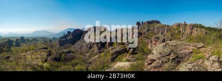 Le rocce di Belogradchik (Bulgaria) - sculture di roccia di colore rosso parte del Patrimonio Mondiale dell'UNESCO che sono stati nominati al nuovo mondo Foto Stock