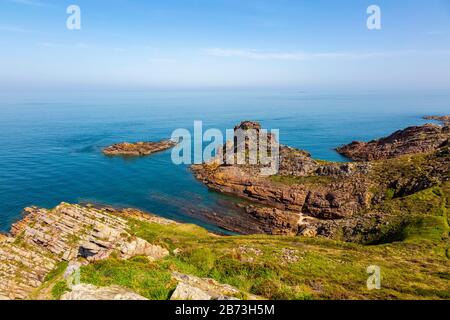 Scogliere a Capo Erquy in Bretagna nel nord della Francia. Foto Stock