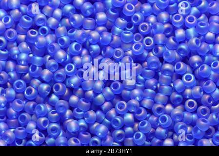 Sfondo di biglie di canna di vetro blu del bambino. Blu turchese perline cian piccole perline sfondo. Foto Stock