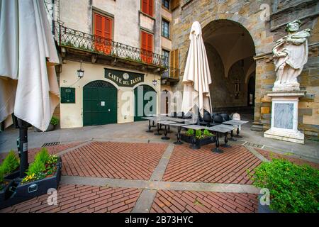 Coronavirus a Bergamo - nuove chiusure in città; scendi le persiane per bar, pasticcerie e ristoranti. Poche persone in strada e protette da maschere. Nella foto alta Bergamo, Piazza Vecchia (Foto & No.xa9;Sergio Agazzi/Fotogramma, Bergamo - 2020-03-13) p.s. la foto e' utilizzabile nel rispetto del contenuto in cui e' stata vista, e senza intenzione diffamatorio del decoro delle persone rappresentate Foto Stock