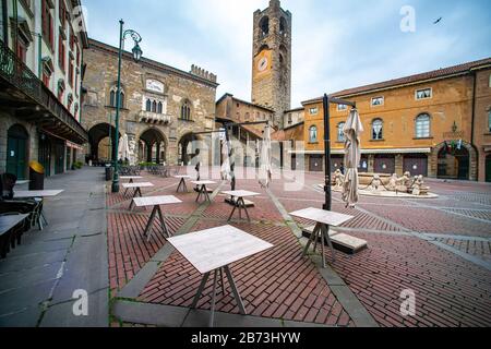 Coronavirus a Bergamo - nuove chiusure in città; scendi le persiane per bar, pasticcerie e ristoranti. Poche persone in strada e protette da maschere. Nella foto alta Bergamo, Piazza Vecchia (Foto & No.xa9;Sergio Agazzi/Fotogramma, Bergamo - 2020-03-13) p.s. la foto e' utilizzabile nel rispetto del contenuto in cui e' stata vista, e senza intenzione diffamatorio del decoro delle persone rappresentate Foto Stock