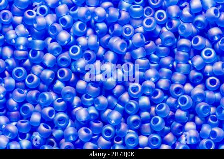 Sfondo di biglie di canna di vetro blu del bambino. Blu turchese perline cian piccole perline sfondo. Foto Stock