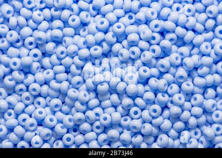 Sfondo di biglie di canna di vetro blu del bambino. Blu turchese perline cian piccole perline sfondo. Foto Stock
