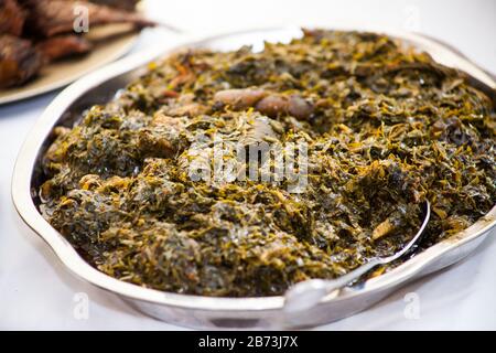 L'ERU è una delle verdure Camerunesi più popolari, servite usualmente con fufu di acqua o Garri. Foto Stock