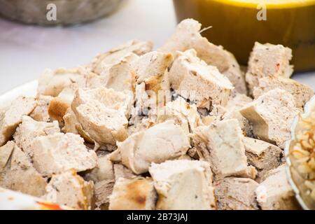 Egusi pudding di origine cameronica. Fatto da semi di melone. Delicatezza africana. Può essere fatto con carne o pesce e servito con manioca a base di complemento Foto Stock