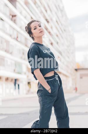 ritratto di moderna ragazza bruna sulla strada come uno stile di vita quartiere Foto Stock