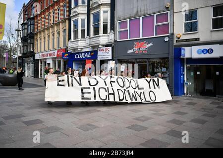 I manifestanti marciano attraverso il centro di Cardiff, che conta 24, durante uno sciopero sul clima della scuola dal Municipio di Cardiff all'Assemblea Nazionale per il Galles. Foto Stock