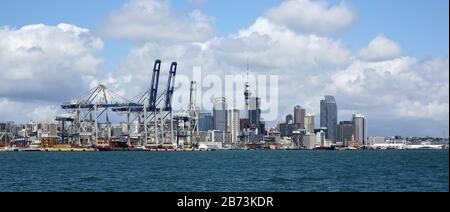 Il centro di Auckland mostra i progetti di costruzione sul fiume, vista sulla baia da Devonport. Foto Stock