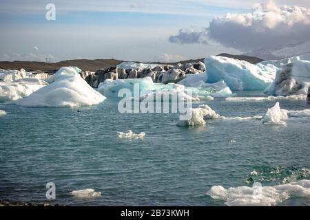 Icebergs galleggianti nella laguna glaciale di Jokulsarlon Foto Stock