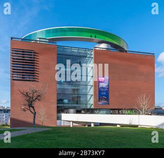 La stupenda passerella circolare sopra la galleria AROS. Chiamato Il Tuo Rainbow Panorama Da Olafur Eliasson. Aarhus in Danimarca Foto Stock