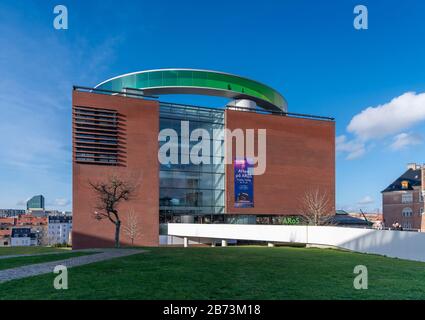 La stupenda passerella circolare sopra la galleria AROS. Chiamato Il Tuo Rainbow Panorama Da Olafur Eliasson. Aarhus in Danimarca Foto Stock