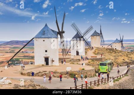 Mulini A Vento A Consuegra, Provincia Di Toledo, Castilla-La Mancha, Spagna. Questi sono simili ai mulini descritti da Miguel de Cervante nel suo libro Don Qu Foto Stock