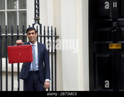 Rishy Sunak, Cancelliere dello scacchiere, lasciando Downing Street prima di consegnare il suo primo bilancio, 11 marzo 2020 Foto Stock