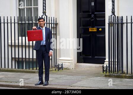 Rishy Sunak, Cancelliere dello scacchiere, lasciando Downing Street prima di consegnare il suo primo bilancio, 11 marzo 2020 Foto Stock