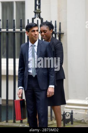 Rishy Sunak (Cancelliere dello scacchiere) e Kemi Badenoch MP (Segretario dello scacchiere al Tesoro) lasciando Downing Street prima di consegnare i suoi primi Foto Stock