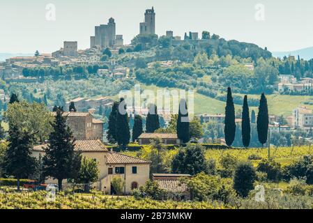 Skyline della città di San Gimignano con le sue 14 alte torri, conosciuta come Manhattan medievale, incastonata tra le dolci colline della campagna toscana, in Italia Foto Stock