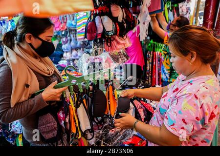 Marikina City, Filippine. 13 Marzo 2020. Un residente acquista maschere facciali a Marikina City, Filippine, 13 marzo 2020. Il presidente filippino Rodrigo Duterte ha posto l'intera Metro Manila sotto 'quarantena comunitaria' dopo aver innalzato il livello di allarme per la salute pubblica al livello più alto del Codice Rosso sub-livello 2, in una drastica iniziativa di fermare la diffusione del coronavirus. Le Filippine hanno ora 52 casi confermati di COVID-19, di cui cinque morti. Credit: Rouelle Umali/Xinhua/Alamy Live News Foto Stock