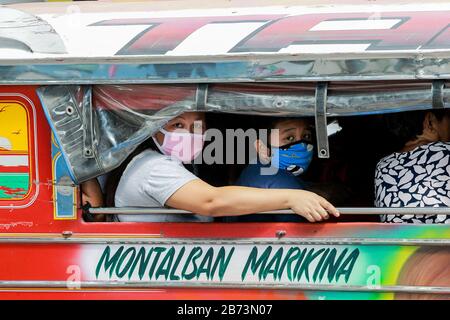 Marikina City, Filippine. 13 Marzo 2020. I residenti indossano maschere facciali a Marikina City, Filippine, 13 marzo 2020. Il presidente filippino Rodrigo Duterte ha posto l'intera Metro Manila sotto 'quarantena comunitaria' dopo aver innalzato il livello di allarme per la salute pubblica al livello più alto del Codice Rosso sub-livello 2, in una drastica iniziativa di fermare la diffusione del coronavirus. Le Filippine hanno ora 52 casi confermati di COVID-19, di cui cinque morti. Credit: Rouelle Umali/Xinhua/Alamy Live News Foto Stock