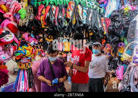 Marikina City, Filippine. 13 Marzo 2020. I residenti acquistano maschere facciali a Marikina City, Filippine, 13 marzo 2020. Il presidente filippino Rodrigo Duterte ha posto l'intera Metro Manila sotto 'quarantena comunitaria' dopo aver innalzato il livello di allarme per la salute pubblica al livello più alto del Codice Rosso sub-livello 2, in una drastica iniziativa di fermare la diffusione del coronavirus. Le Filippine hanno ora 52 casi confermati di COVID-19, di cui cinque morti. Credit: Rouelle Umali/Xinhua/Alamy Live News Foto Stock