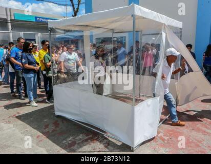 Marikina City, Filippine. 13 Marzo 2020. I residenti provano una tenda di decontaminazione durante una dimostrazione di disinfezione a Marikina City, Filippine, 13 marzo 2020. Il presidente filippino Rodrigo Duterte ha posto l'intera Metro Manila sotto 'quarantena comunitaria' dopo aver innalzato il livello di allarme per la salute pubblica al livello più alto del Codice Rosso sub-livello 2, in una drastica iniziativa di fermare la diffusione del coronavirus. Le Filippine hanno ora 52 casi confermati di COVID-19, di cui cinque morti. Credit: Rouelle Umali/Xinhua/Alamy Live News Foto Stock