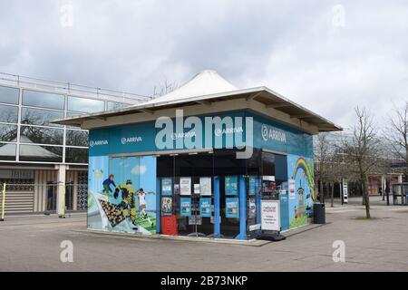 Il chiosco Arriva nel centro di Milton Keynes. I servizi di autobus di Arriva saranno ridotti in linea con la politica di distanza sociale di Covid-19 (marzo 2020). Foto Stock