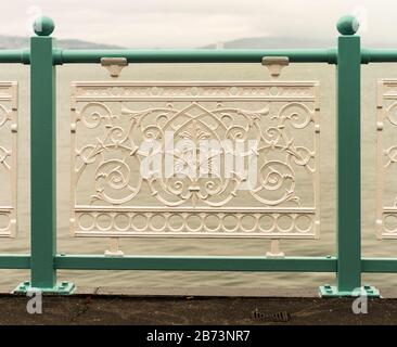 Dettaglio delle ringhiere ornamentali in ghisa al Mumbles Pier, Swansea, Galles, UK. Foto Stock