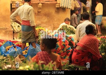 L'ambiente all'interno del mercato dei fiori di Kolkata Foto Stock