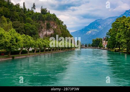 Parco cittadino lungo le rive del fiume Aare nella Città Vecchia di Interlaken, importante centro turistico nelle Highlands Bernesi, Svizzera. Foto Stock