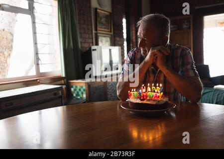 Uomo Senior Con La Torta Di Compleanno Immagine Stock - Immagine di  compleanno, malattia: 33252935