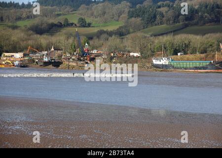 Il fiume Severn ha barreling lungo un'acqua già gonfiata del fiume Severn con una banda di surfisti d'onda godendo i chilometri di cavalcare il tunnel Foto Stock